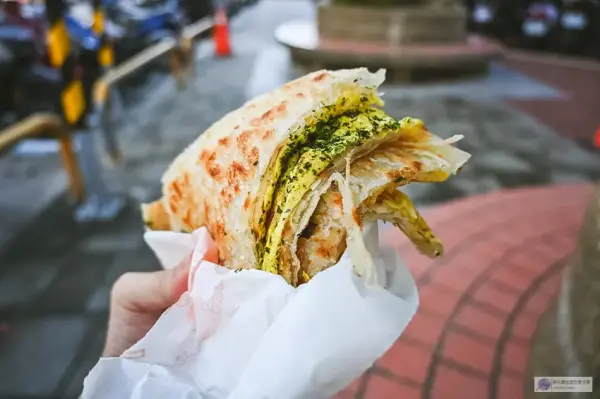 ▲大稻埕銅板小吃甜點推薦!永樂蔥油餅蔥油餅推薦加蛋,外酥內Q、不油膩。(攝影:部落客 靜兒貪吃遊玩愛分享)