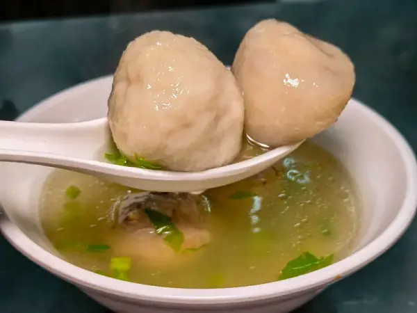 ▲大稻埕銅板美食推薦!佳興魚丸店老饕必點福州魚丸,搭乾麵經典吃法。(攝影:部落客 Bart Tsai)