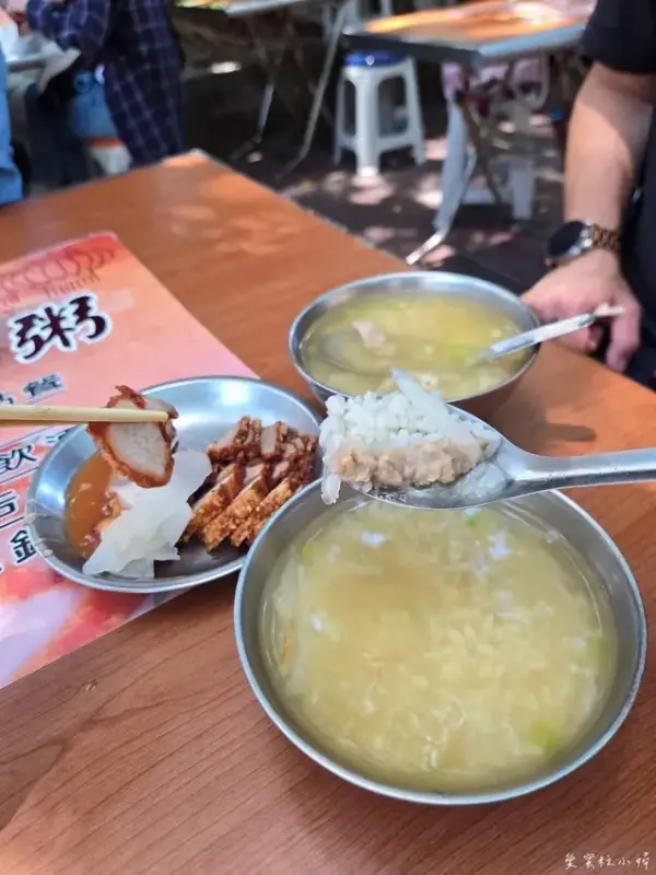 ▲大稻埕慈聖宮銅板美食推薦!葉家肉粥推薦必點肉粥、紅燒肉。(攝影:部落客 愛蜜粒小婦)