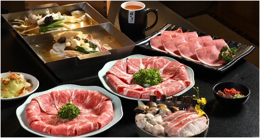 ▲以「原味,從一碗熱湯開始」為品牌理念,堅持以當季天然時蔬菇類等新鮮食材提供自助式吃到飽餐檯。