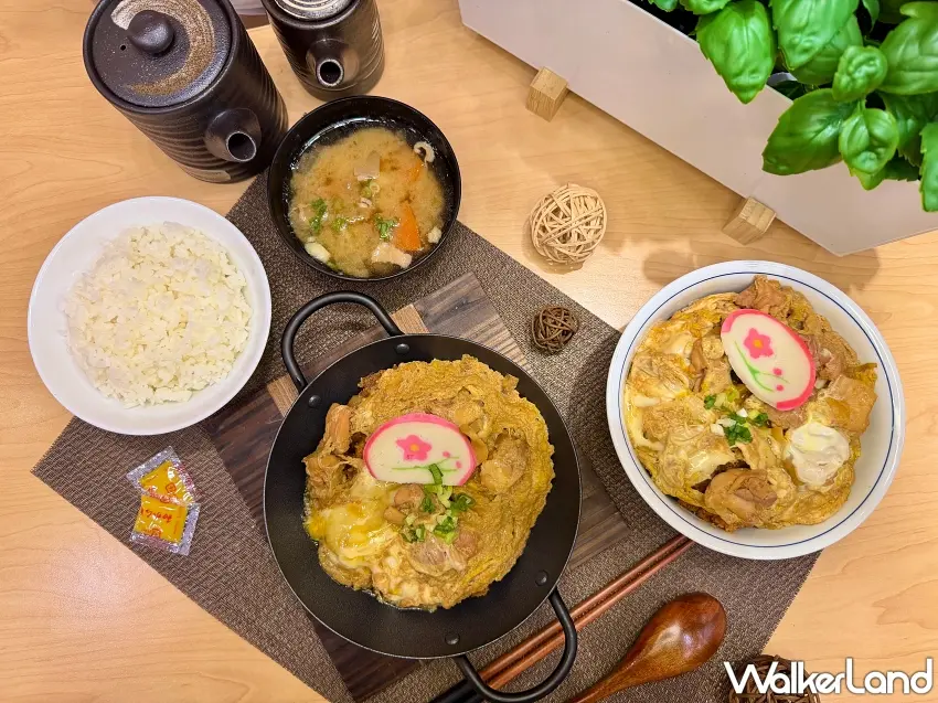 ▲「出汁豬排親子鍋定食」以鐵鍋盛裝濃郁滑嫩的出汁高湯蛋液,搭配白飯與熱湯一同享用更加豐盛。圖/台灣吉豚屋提供;窩客島編輯李維唐整理
