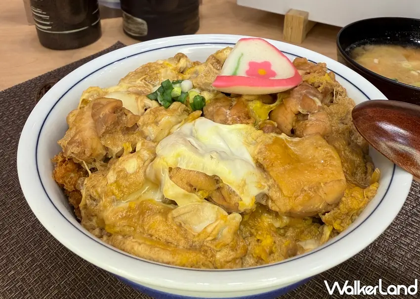▲「丼裡藏豬系列」主打將招牌卡滋豬排藏在親子丼裡,同步推出碗裝丼飯與鐵鍋定食兩款新品選擇。圖/台灣吉豚屋提供;窩客島編輯李維唐整理