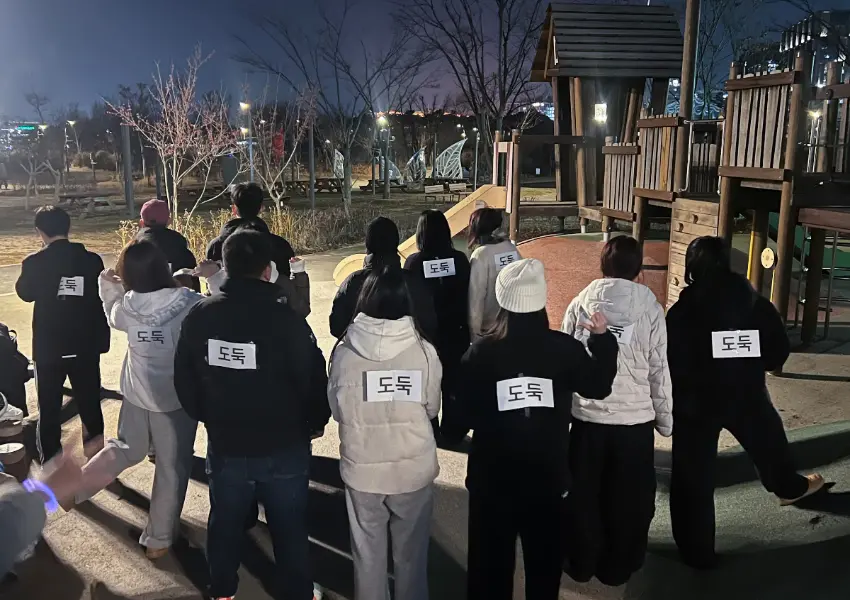 ▲太陽西下後的首爾公園,一群身穿厚外套的二三十歲大人正頂著寒風圍圈,準備展開一場屬於大人的夜間追逐戰。