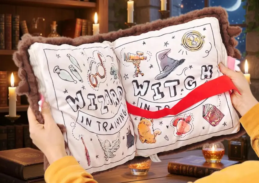 ▲枕頭展開後印滿豐富的魔法圖騰,內部填充優質棉花手感極佳。