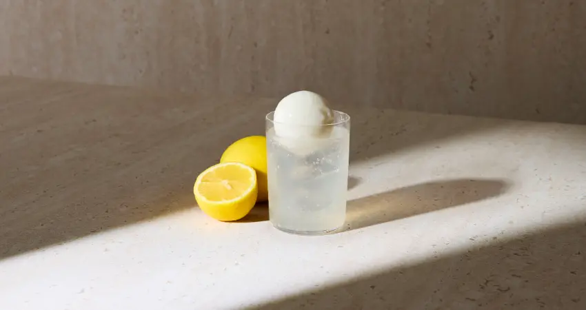 ▲博多店期間限定「柚子檸檬汽水漂浮 」飲品,漂浮的是東京自由之丘 HiO ICE CREAM 的檸檬雪酪,氣泡與柚香交織,正適合炎炎夏夏。