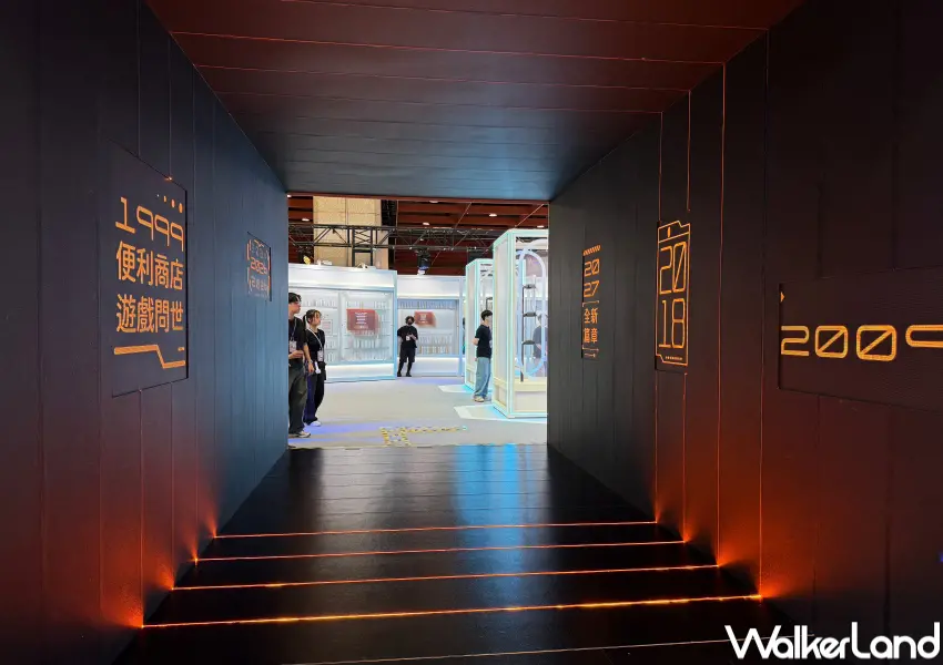 ▲2026漫畫博覽會橘子集團打造「Gamania AI:時空越境」主題雙展區,穿梭2027未來互動展區、1999復刻便利商店經典場景展區。(攝影:鄭亦庭)
