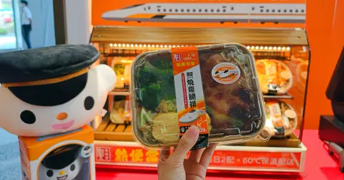 全聯高鐵便當99元開賣！5大高鐵站設快閃櫃，福利熊高鐵列車長抱枕加購換。