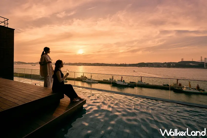▲每日夕陽時分舉辦「海峽SUNSET HOUR」活動,旅客可拿著飲料悠閒享受漸變的天空美景。圖/星野集團提供;窩客島編輯李維唐整理