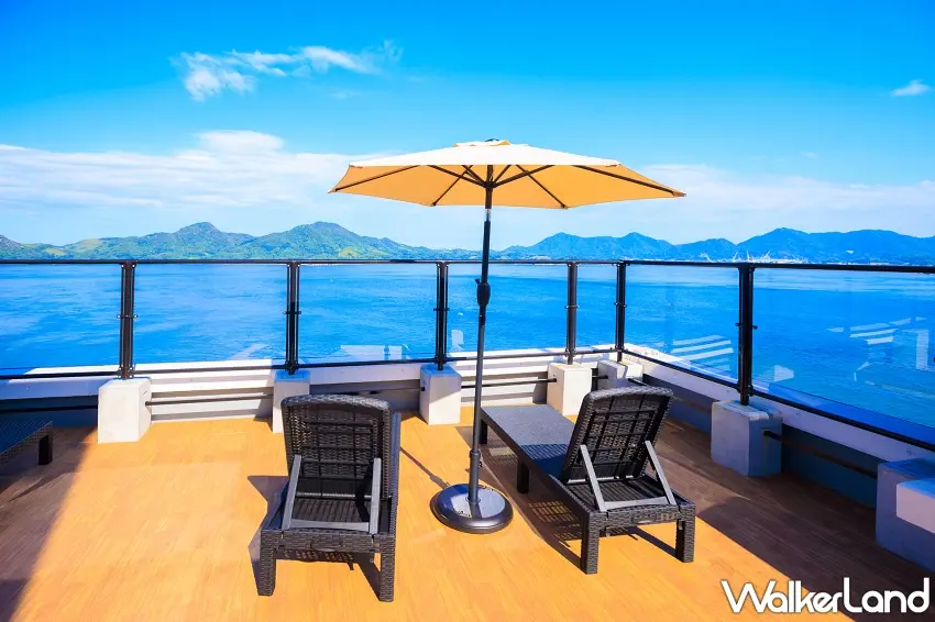 ▲頂樓戶外外氣浴平台配有遮陽傘與休閒椅,方便邊吹海風邊享受日光浴。 圖/Livemax Resort三原溫泉Sea Front提供;窩客島編輯李維唐整理