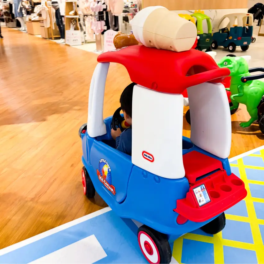 ▲忠孝SOGO專屬會員遊戲室提供溫馨休息區與滑步車,讓爸媽購物無後顧之憂。
