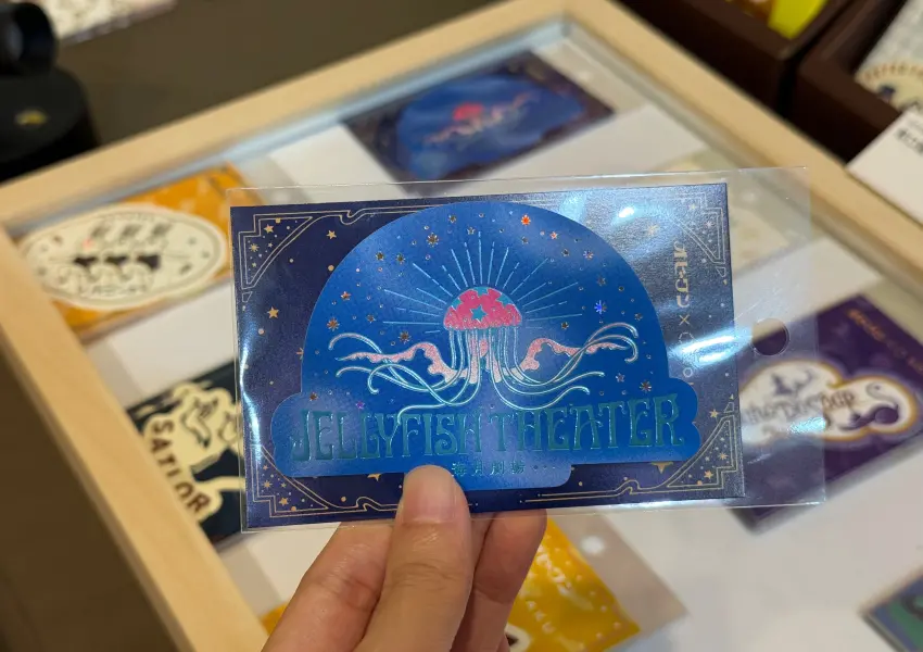 ▲日本百年燙金品牌ROKKAKU攜手日本插畫家ob1toy,即日起至8/2來台舉辦限定台北快閃店。(攝影:鄭亦庭)