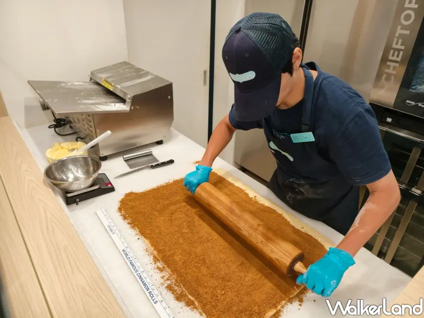 ▲店員現場手工擀製麵團並均勻抹上Cinnabon獨家Makara肉桂糖餡,堅持每日新鮮現做,(攝影:鄭雅之)