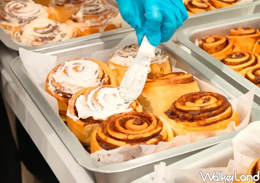▲剛出爐的肉桂捲抹上Cinnabon招牌奶油乳酪糖霜,完美呈現道地美式濃郁風味,(攝影:鄭雅之)