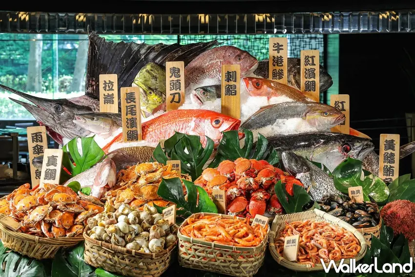 ▲人氣爆棚的栢麗廳自助餐廳提供豐盛海鮮與多元美食,展場單筆消費滿額即有機會免費獲得平日下午茶單人招待券。圖/台北晶華酒店提供;窩客島編輯李維唐整理