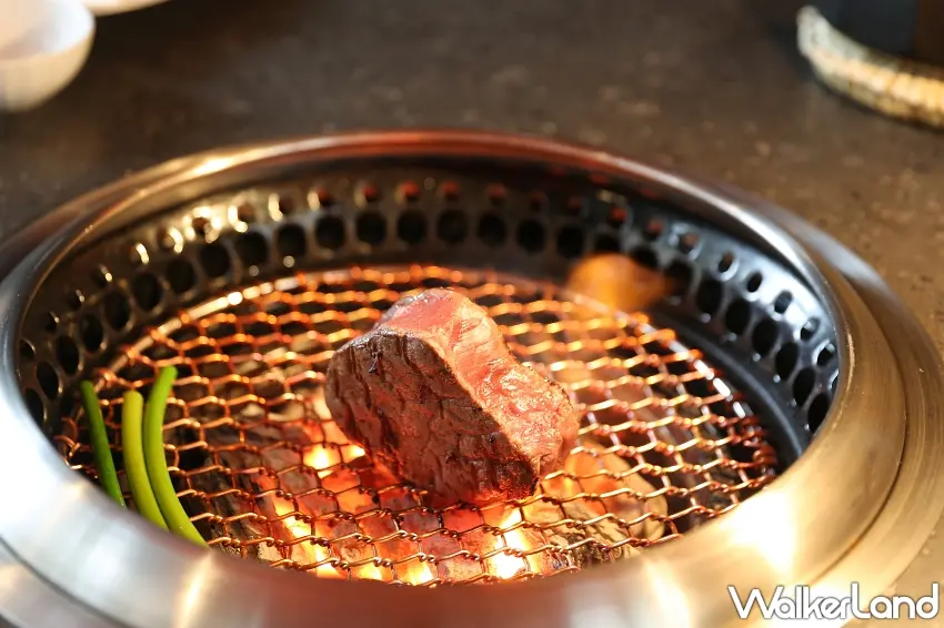 ▲靈魂招牌料理經過炭火燒烤與稻草煙燻，佐以黑松露與自製蒜味醬呈現奢華風味。圖／梵燒肉提供；窩客島編輯李維唐整理