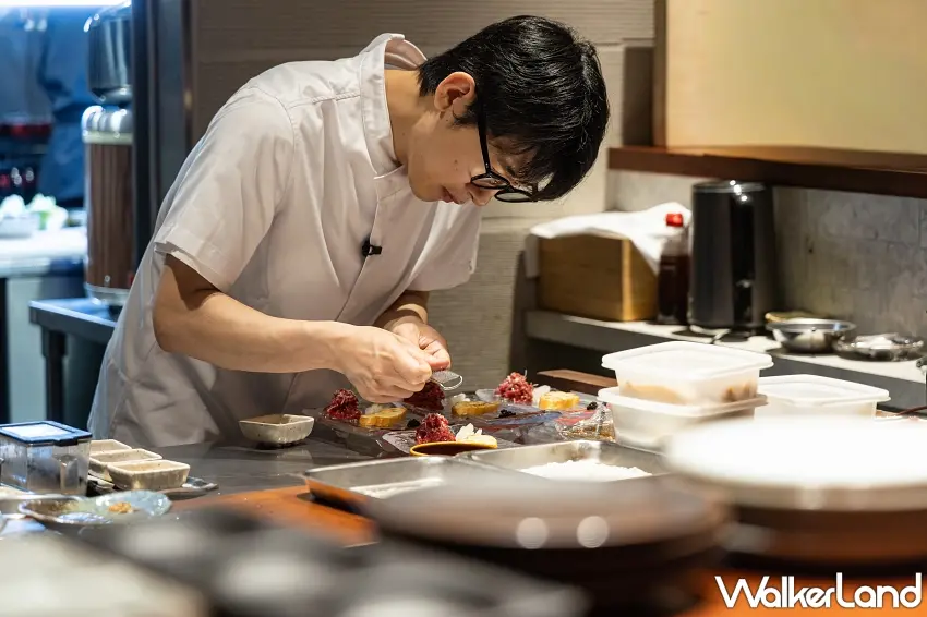 ▲TTEURAK 主廚 Kim Young Woo 專註於餐點細節擺盤，展現對頂級食材與極致風味的嚴謹態度。圖／梵燒肉提供；窩客島編輯李維唐整理