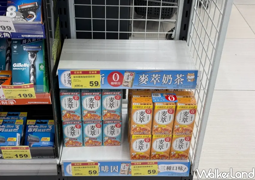 ▲實體門市陳列架上的御茶園無咖啡因麥萃奶茶經常被搶購一空,買不到的民眾也可前往萬家福或愛買線上購物網站下單。