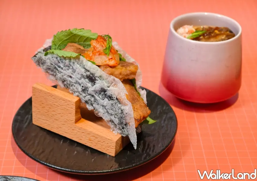 ▲金点泡菜香酥豚用炸海苔米皮包覆韓式烤豬肉與泡菜,打造酥脆韓式新吃法。(攝影:鄭雅之)