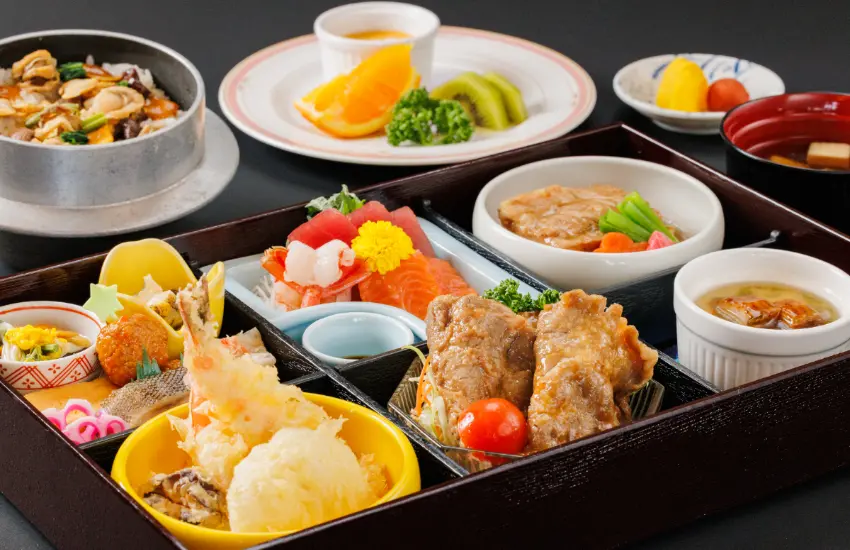▲只要在三日前預約，就能從以新鮮在地海產製成的日式膳食「渚（なぎさ）」或頂級會席料理「潮騷（しおさい）」兩種精緻午餐中依預算選擇。