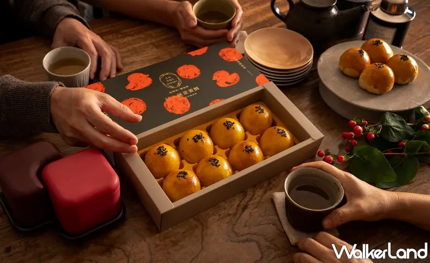 ▲精緻擺設的陳耀訓中秋紅土蛋黃酥禮盒，呈現優雅高質感風格。圖／陳耀訓・麵包埠提供；窩客島編輯李維唐整理