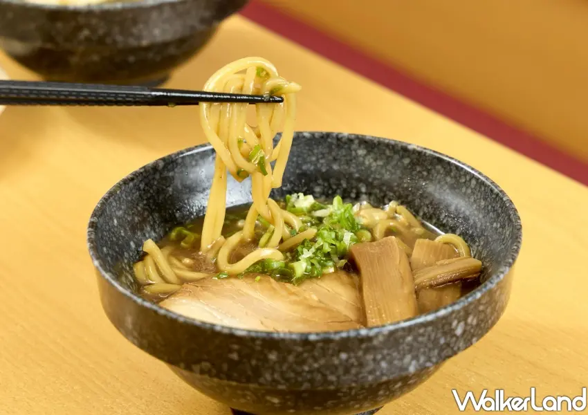 ▲日本兵庫縣三宮名店丸高中華そば監修的和歌山豚骨醬油拉麵，濃郁豚骨湯底搭配濃口醬油與煮魚乾旨味，免飛日本就能品嚐正宗拉麵美味。