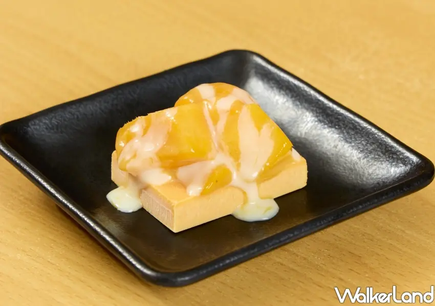 ▲人氣甜點芒果卡達拉娜使用百分之百芒果泥製作，不添加人工香料，完美呈現夏季芒果自然果香與冰涼口感。