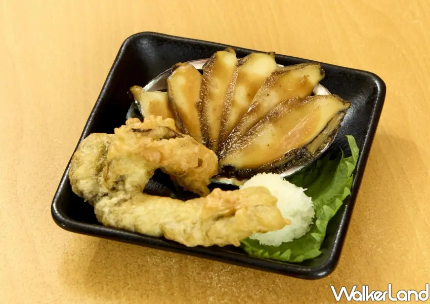 ▲整顆醬煮鮑魚切片霸氣上桌，搭配酥脆鮑魚肝天婦羅與蘿蔔泥，一次品嚐鮮嫩彈牙與濃郁鮮香的多重海味。