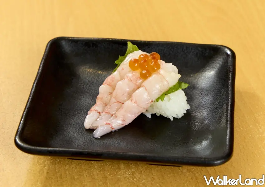 ▲奢華海鮮饗宴鮭魚卵大甜蝦壽司，層層堆疊滑順甜蝦與爆汁鮭魚卵，每一口都充滿極致鮮甜滋味。