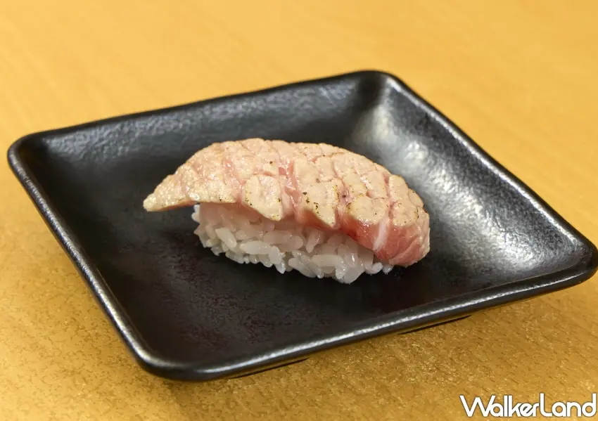 ▲嚴選地中海黑鮪魚大腹，經表面輕微炙燒釋放馥郁脂香，入口即化展現極致美味。