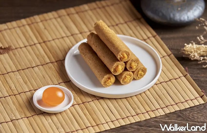 ▲鹹蛋黃包餡蛋捲將油脂鹹香提煉到最高，搭配酥脆輕盈的蛋皮讓人一口接一口。 圖／協興蛋業提供；窩客島編輯李維唐整理