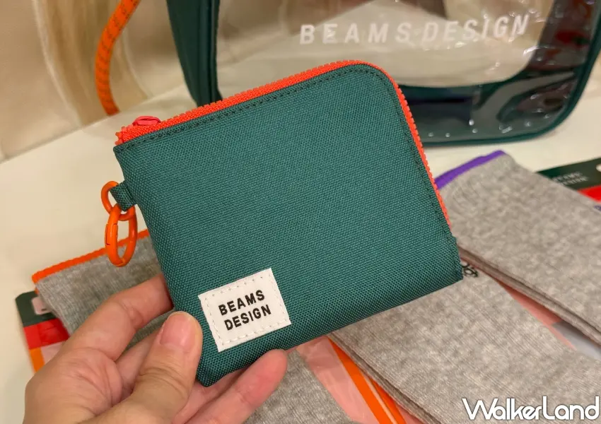 ▲精緻小巧的BEAMS DESIGN經典三色刺繡零錢包，選用耐用布料並附有多功能扣環。(攝影：鄭雅之)