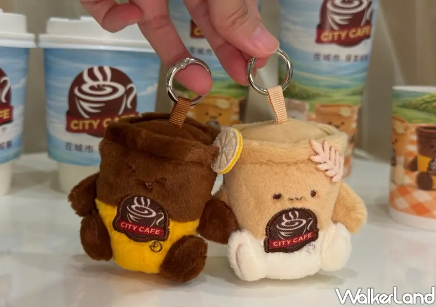 ▲超萌CITY CAFE咖啡家族娃娃吊飾，掛在隨身包包上隨時感受生活療癒小確幸。(攝影：鄭雅之)