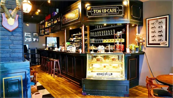 ▲新北八里左岸異國風餐廳推薦！Ton Up Cafe 英倫復古餐廳，還設有河景露台、兒童遊戲空間。(攝影：部落客 饅頭弟)