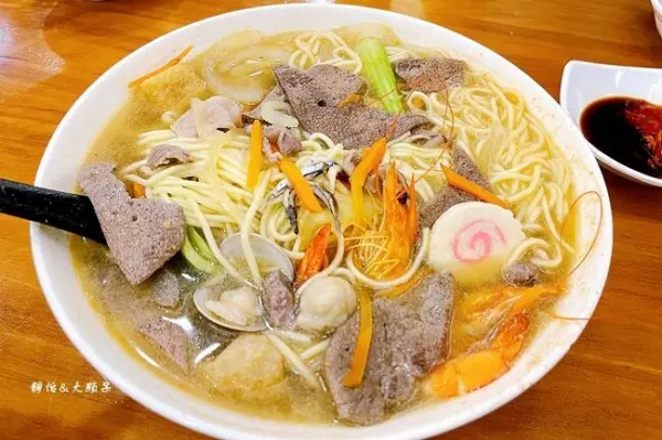 ▲新北八里美食推薦！張吳記什錦麵必吃130元巨無霸碗公麵，2、3人分食才剛剛好。(攝影：部落客 靜怡＆大顆呆)