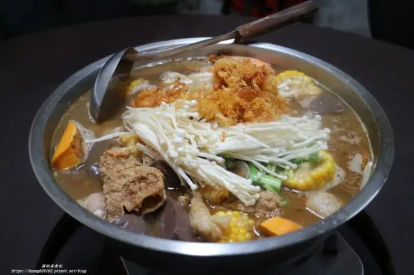 ▲新北八里美食推薦！八里古早厝小吃店直接霸氣用臉盆盛裝大目鰱「砂鍋魚頭」，搭配免費白飯吃到飽。(攝影：部落客 茜的美食記)