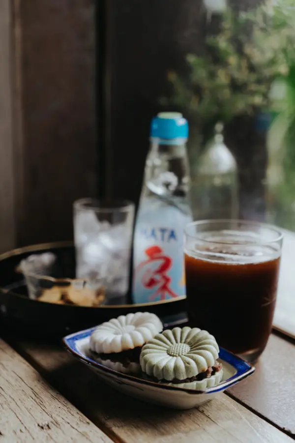 ▲新北八里美食推薦！美好時光八里店內滿滿復古古董物件，在靜謐老宅內遠眺淡水河品嚐日式甜點。(攝影：部落客 草西)