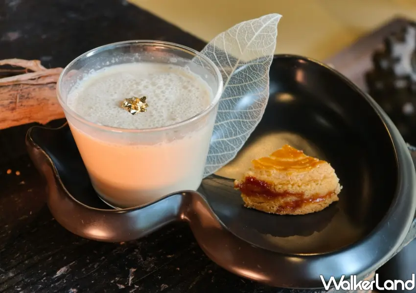 ▲中山區質感飲品小仙島推出全新鬼月限定渡奶茶，搭配草本風味法式甜點享受最舒壓的下午茶組合。(攝影：鄭雅之)