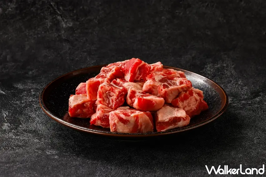 ▲胡同燒肉父親節爸王美牛吃到飽套餐包含油脂豐潤且帶有骨邊香氣的美國帶骨牛小排。圖／橘焱胡同集團提供；窩客島編輯李維唐整理