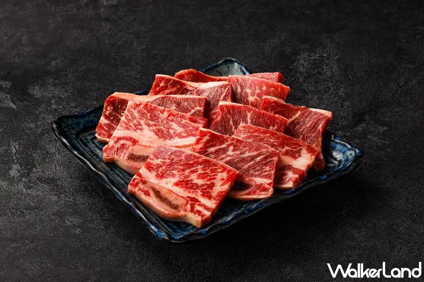 ▲胡同燒肉父親節爸王美牛吃到飽套餐包含油脂豐潤且帶有骨邊香氣的美國帶骨牛小排。圖／橘焱胡同集團提供；窩客島編輯李維唐整理