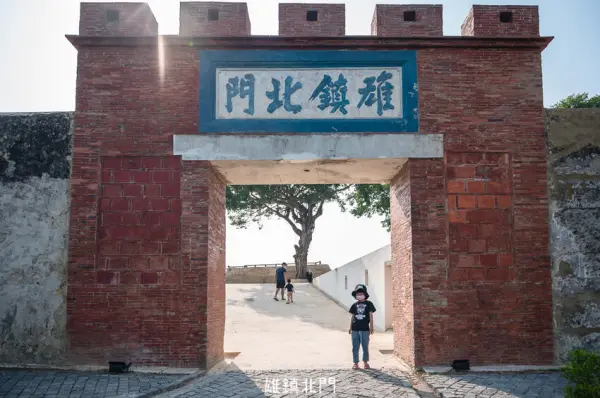 ▲高雄旗津一日遊必玩景點！雄鎮北門能近距離觀看貨輪進港。(攝影：部落客 婷兒旅行地圖)