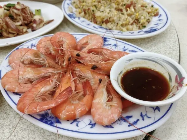 ▲高雄旗津一日遊必吃海鮮餐廳！旗津老街「鴨角活海產店」可以現場挑選海鮮，塔香海瓜子、鹽酥小卷必點。(攝影：部落客 屎蛋媽就是可以很親子)