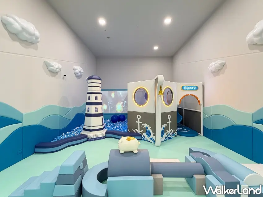 ▲高雄漢來大飯店小船長探險島以燈塔與船艙造型搭配海洋風格配色，為小朋友打造充滿探索樂趣的室內遊樂空間。 圖／高雄漢來大飯店提供；窩客島編輯李維唐整理