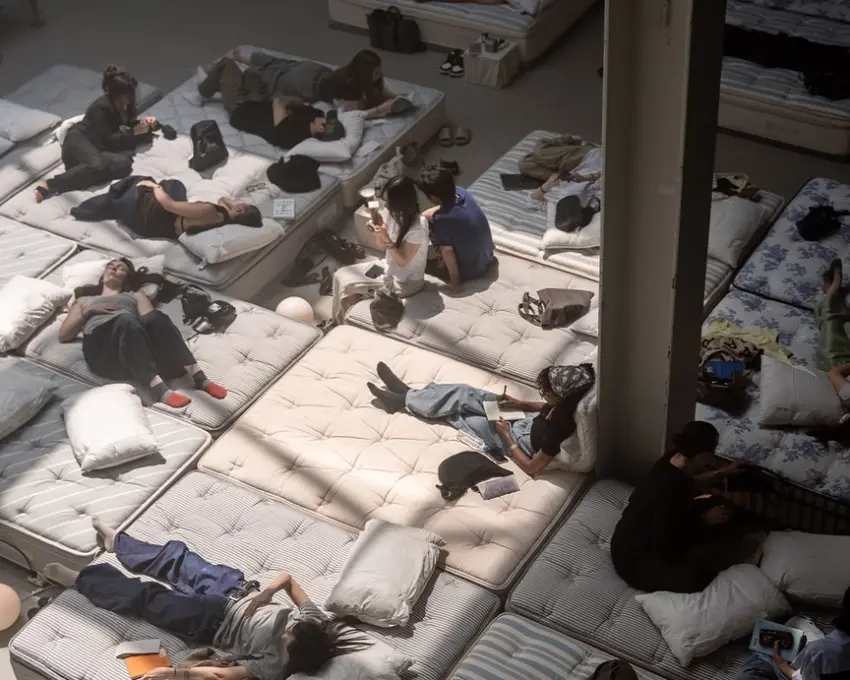 ▲首爾年輕人最近流行平躺在床墊上參加Ceiling Service,享受全感官的沉浸式放空體驗。