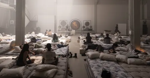 韓國年輕人最新紓壓法！首爾聖水洞Ceiling Service集眾人一起發呆，躺床聽音樂舒服到睡著。
