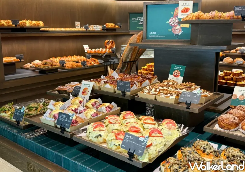 ▲台北東區BAKERHOOD烘焙店強勢開幕,陳列多款現烤質感麵包,包含100公分巨木麵包與爆漿肉桂捲,成為東區216巷熱門巷弄新開店美食地標。(攝影:鄭雅之)