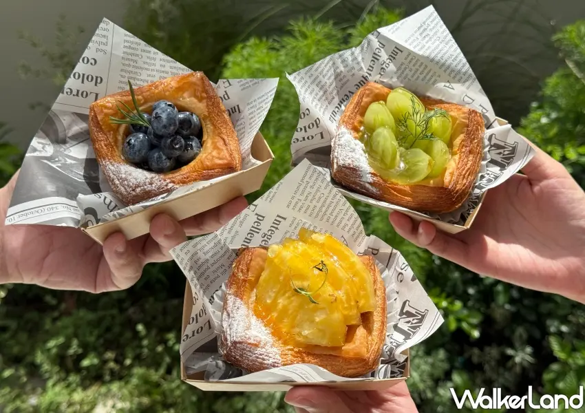 ▲BAKERHOOD季節水果丹麥系列擺滿鮮甜藍莓、葡萄與鳳梨,搭配酥脆丹麥餅皮,多層次酸甜滋味讓無數麵包控直呼過癮。(攝影:鄭雅之)