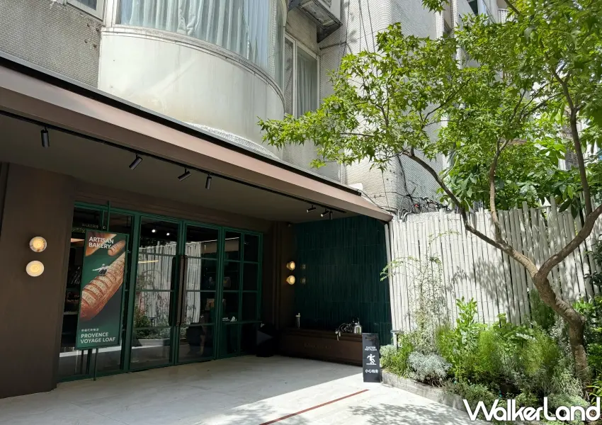▲BAKERHOOD落腳台北東區216巷,店門口結合質感深綠色旗幟與綠意植栽造景,打造愜意舒服的氛圍,成為熱門東區巷弄新開店。(攝影:鄭雅之)