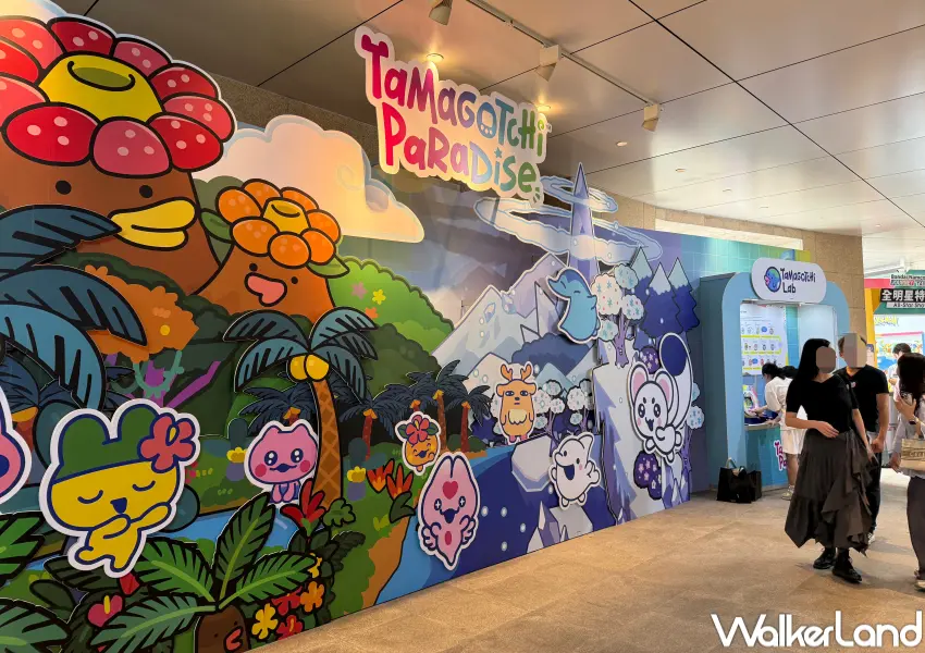 ▲信義區萬代嘉年華3樓展區中央打造Tamagotchi世界巡迴專區,展出復古電子雞等周邊。(攝影:鄭亦庭)