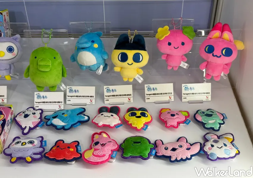 ▲信義區萬代嘉年華3樓展區中央打造Tamagotchi世界巡迴專區,展出復古電子雞等周邊。(攝影:鄭亦庭)