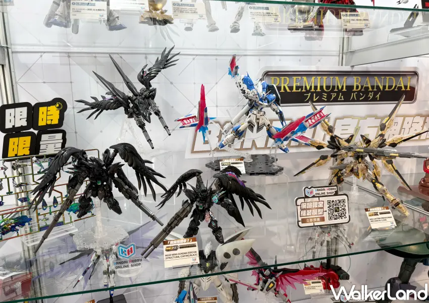 ▲統一時代百貨4樓機動戰士鋼彈主題館展出5公尺高鋼彈打卡點,以及歷年鋼彈作品、鋼彈模型。(攝影:鄭亦庭)